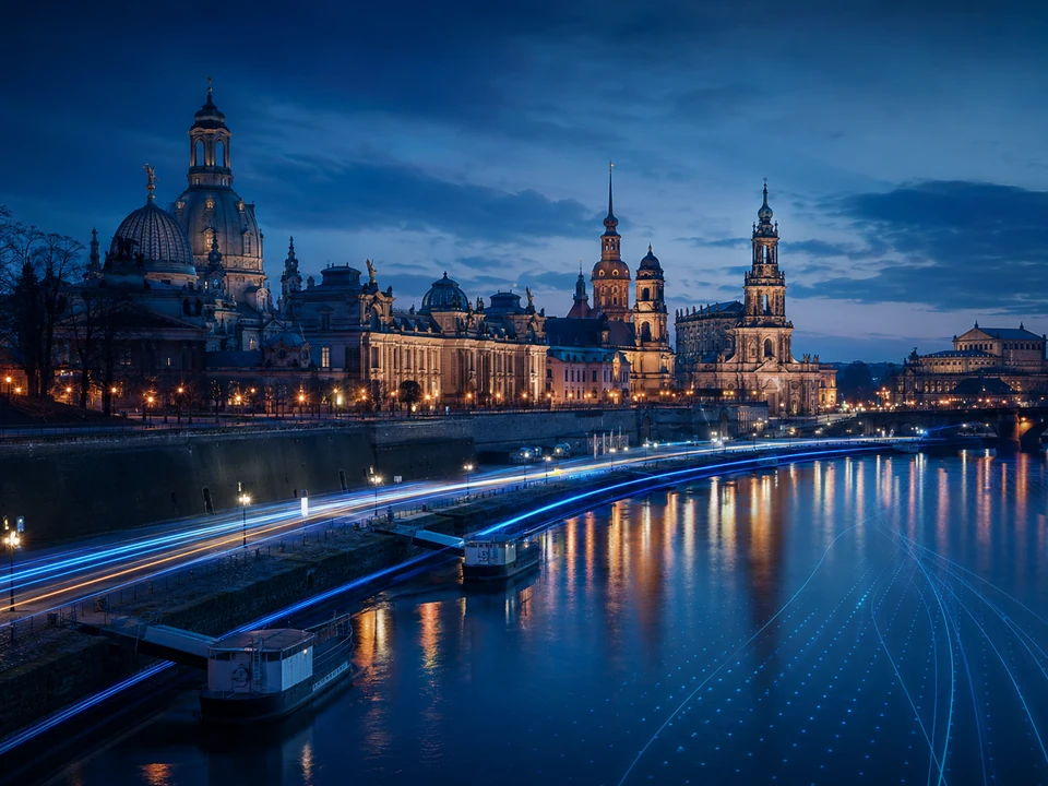Dresdner Altstadt an der Elbe bei Abendlicht